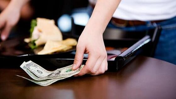 What should you pay attention to when tipping in Vietnam?